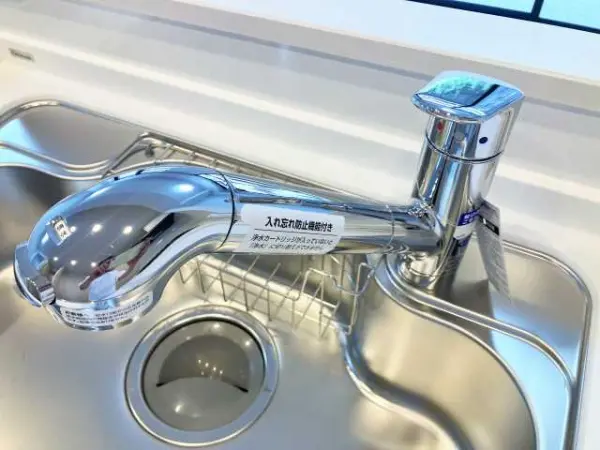 浄水器一体型水栓のシステムキッチンです。フラットな作りのためお手入れも楽々で毎日清潔に保てます。