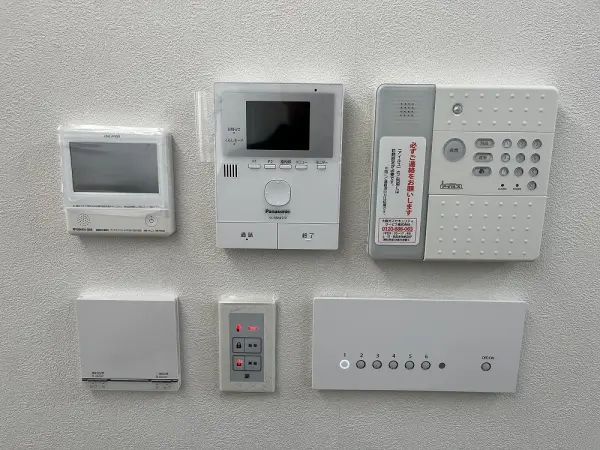 モニター付きインターホンと他操作盤です。是非現地にてご確認ください。