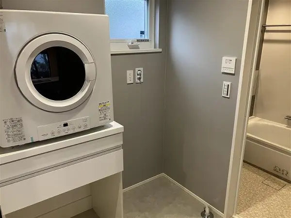 ガス衣類乾燥機の乾太くんが設置されております。天候や時間帯に関わらず、洗濯物を気持ちよく乾かせます。