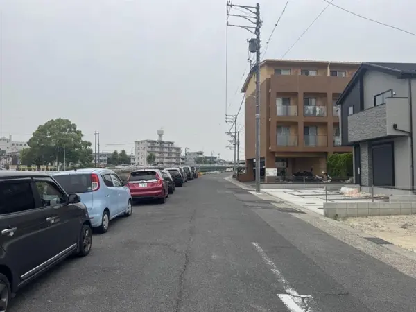 前面道路は、見通しの良い直線道路。幅員は約6.5m
