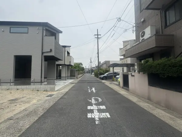 前面道路は南西向き。幅員は約6.5mです。
