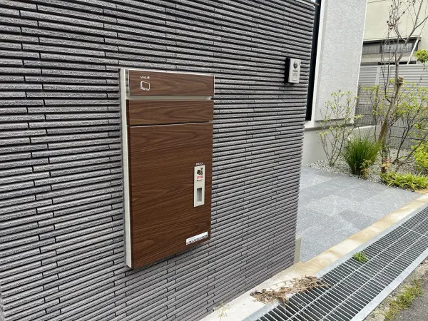 全面道路前にインターホンがついているので、防犯対策にバッチリです。