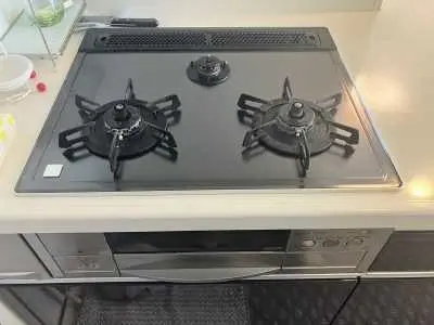 お料理が捗る3口コンロ搭載のキッチンです。
フラットな作りのシステムキッチンは、お手入れも楽です。