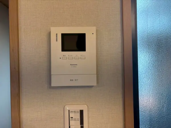 ＴＶモニタ付きインターホンが備わっており、画面で来客を確認してから応対することができます。