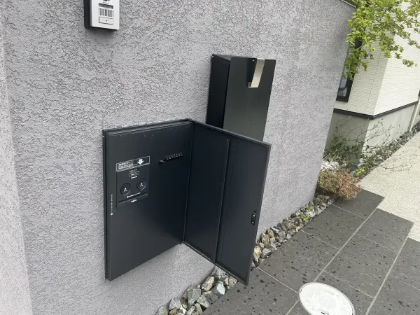 宅配ボックスは鍵付きになります