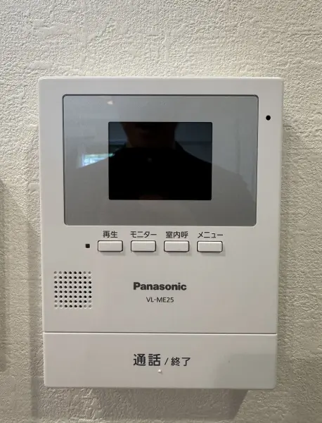 モニター付きインターホンです
相手の顔が見れるので安心です