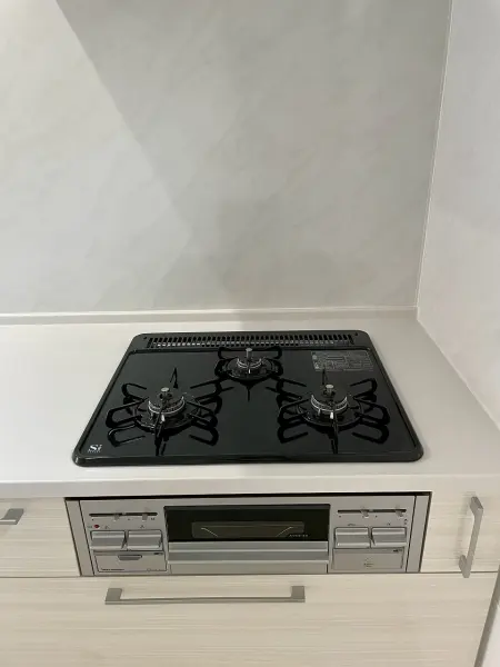 キッチンは、同時調理で時短の叶う3口コンロを採用しております。ご質問等お気軽にお問い合わせください。