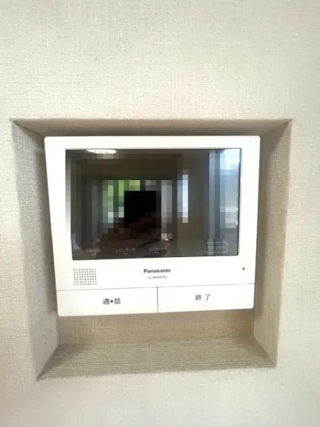モニター付きのため、急な来訪の際も、来訪者の顔を確認してから対面できるので安心の設備です。
