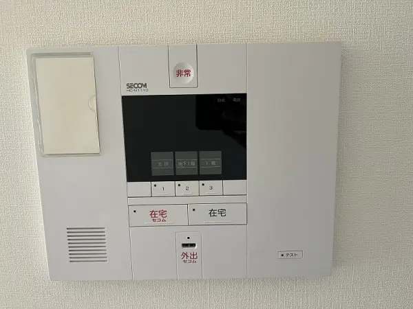 セコムです。24時間365日体制で異常を監視し、必要に応じて迅速に対応してくれます。安心ですね。