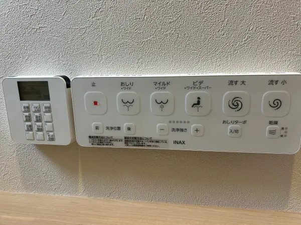 寒い時期などでも快適に使用できる、温水洗浄機能付きのトイレが採用されています。