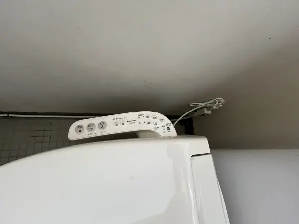 トイレ脇にありますウォシュレットのボタンになります