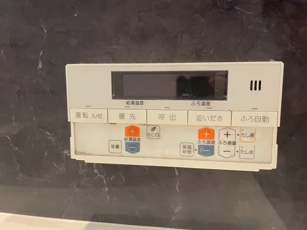 浴室リモコン部分です。換気や乾燥機能などの機能がございます。