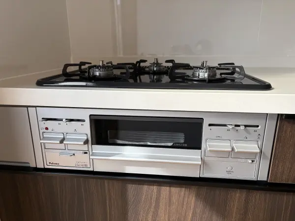 グリル付き3口ガスコンロのシステムキッチン。上下に収納があり、調理器具などを整理整頓できます。