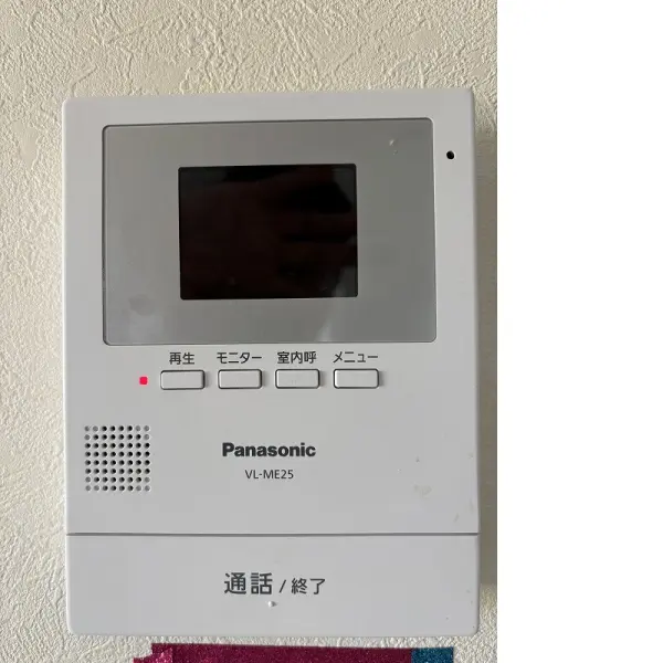 モニター付インターホンです。来客者を確認できるモニター付きインターホンがあり、安心です。
