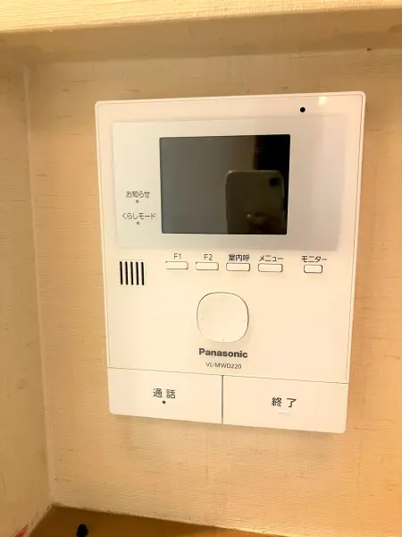 TVモニターが搭載されており、来訪者の顔を確認してから応対することができます。