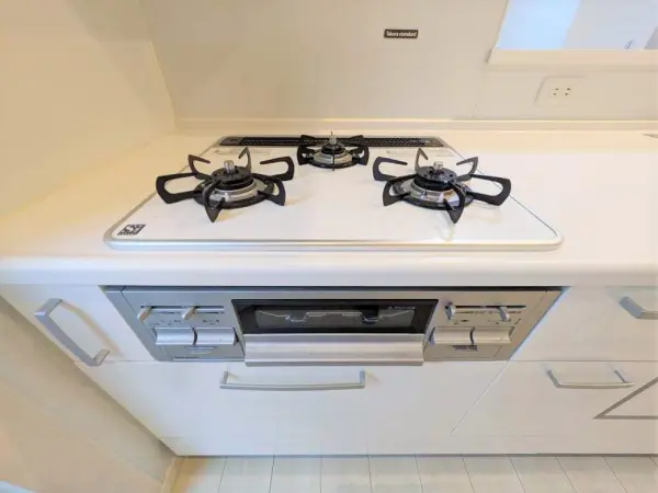 使い勝手の良い3口ガスコンロ+魚焼きグリル付きで、毎日の調理がスムーズに進みます。