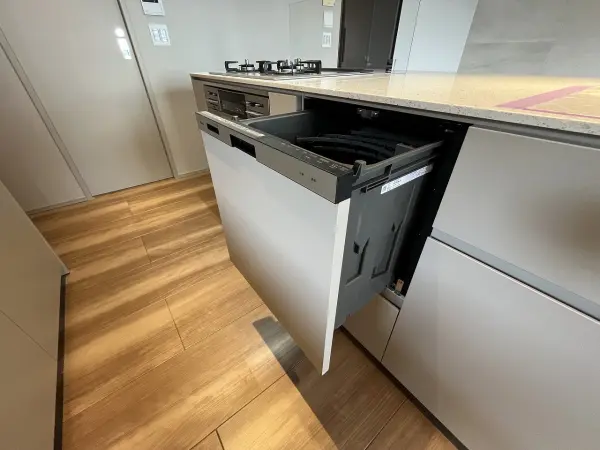 場所を取らないビルトインタイプの食器洗乾燥機が搭載。