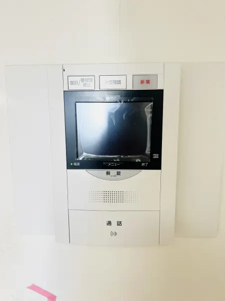 ご来客の方のお顔が見える、モニター付きインターホンを採用しております。防犯面も安心の設備です。