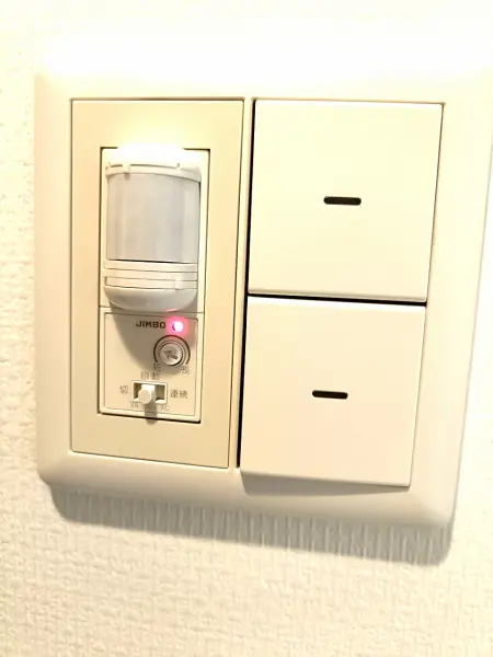 玄関の照明は人感センサー付きです。
