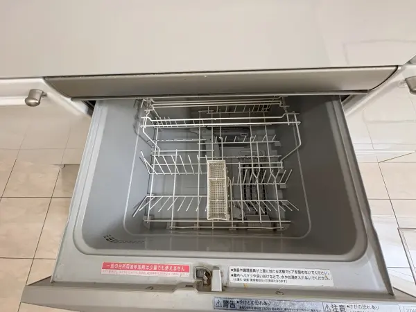 キッチンに食器洗乾燥機が備わっており、家事負担を軽減してくれます。