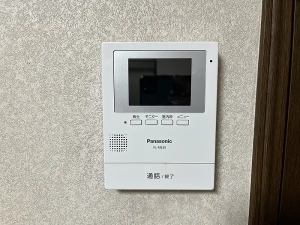 モニター付きインターホンです。来客を室内で確認でき、安心です。わざわざ玄関に行く手間も省けます。