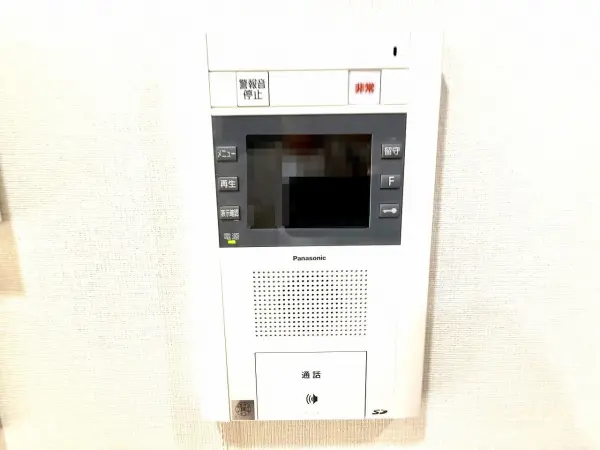 室内で来訪者の顔や外の様子を確認でき、手が離せない時やお子様のお留守番時にも利用できます。