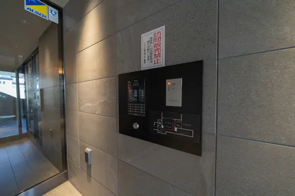 オートロックとTVモニター付インターフォン付で防犯にも配慮された住まいです。