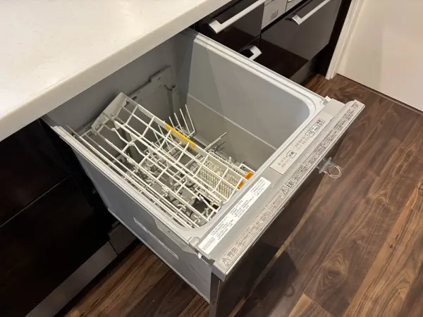 場所を取らないビルトインタイプの食器洗乾燥機が搭載。