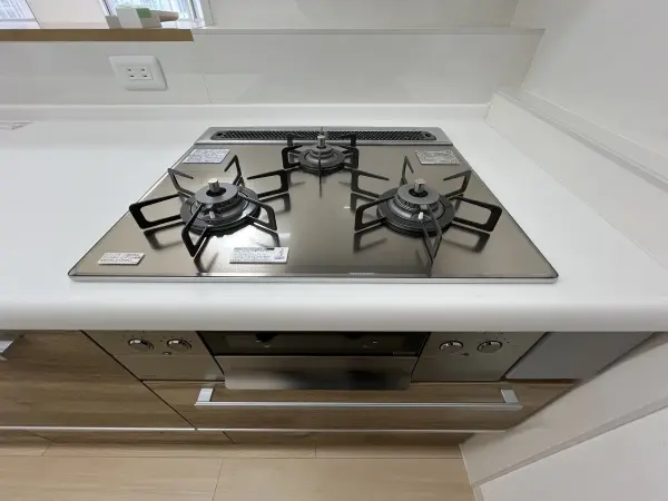 複数の調理を同時に行える3口コンロが採用されています