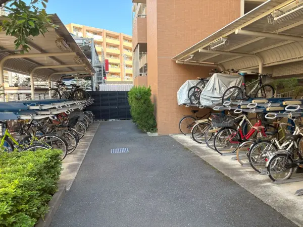 マンション敷地内に2段式の駐輪場あり。空き状況や料金などお気軽にお問い合わせ下さい。