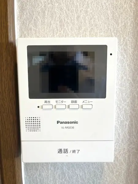 モニター付きのため、急な来訪の際も、来訪者の顔を確認してから対面できるので安心の設備です。