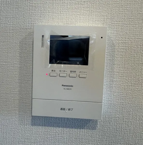 来訪者を音声と画像で確認できるモニター付のインターホンが採用されています。