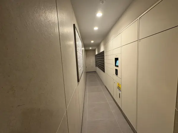 宅配ボックスが設置されています。不在時も荷物の受け取りが可能です。再配達の手間も省けます。