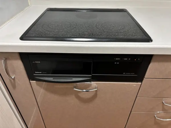 IHクッキングヒーター仕様のフラットなシステムキッチンはお手入れも簡単。