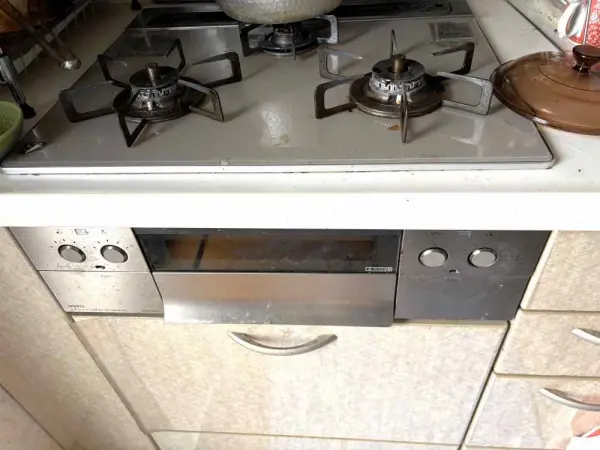 ３口コンロ、食器洗い乾燥機が備わった、使い勝手の良い対面式システムキッチンです。