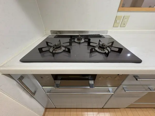 複数の調理を同時に行える3口コンロが採用されています