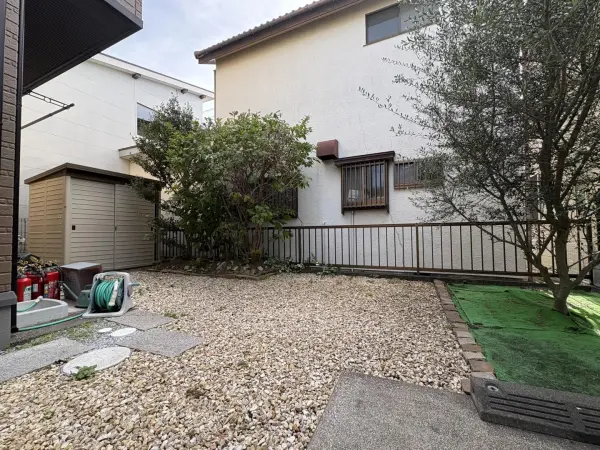 タイルやウッドデッキを敷いて、おしゃれなアウトドアリビングとして活用でそうです。