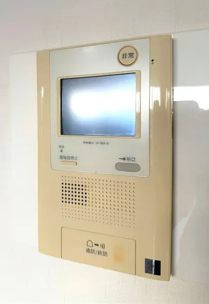 室内にいながら、来訪者の顔や外の様子を一目で確認することができます