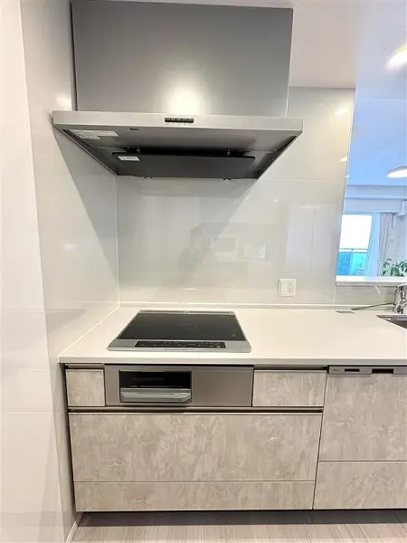 IHクッキングヒーターです。下にグリルも付いております。