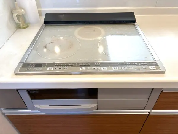 IHクッキングヒーター仕様のフラットなキッチンはお手入れも簡単。食器洗乾燥機も搭載されています。