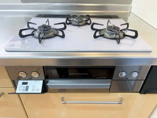 三口コンロ搭載の対面式システムキッチンです。ご家族との会話を楽しみながらお料理していただけます。