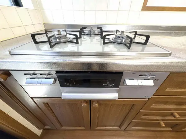 3口ガスコンロ＋魚焼きグリル付きのシステムキッチンです。同時に複数の調理が進められます。