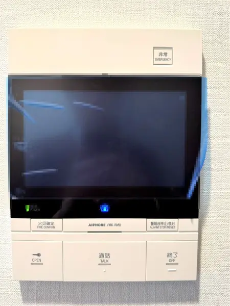 室内にいながら、来訪者の顔や外の様子を一目で確認することができます