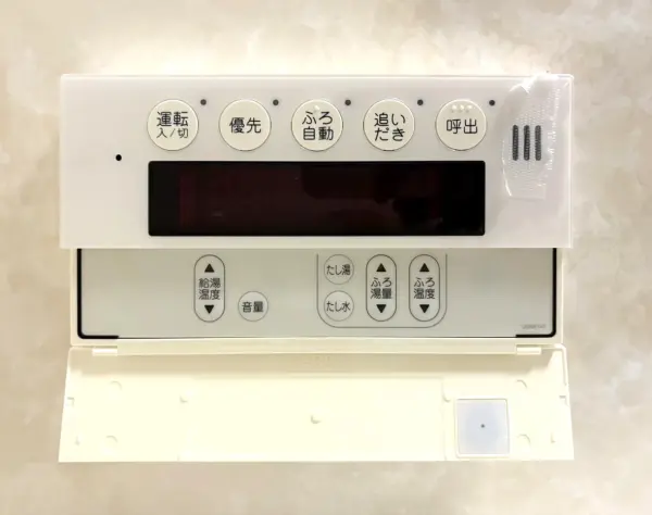 追焚機能付きで、入浴時間が異なるときも適温で湯船に浸かれます。