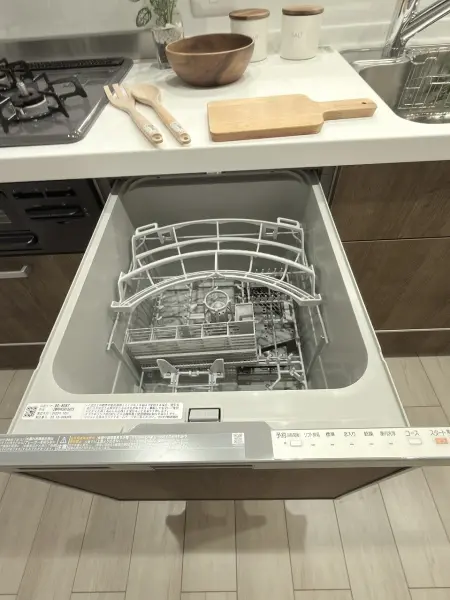 キッチンに食器洗乾燥機が備わっており、家事負担を軽減してくれます
