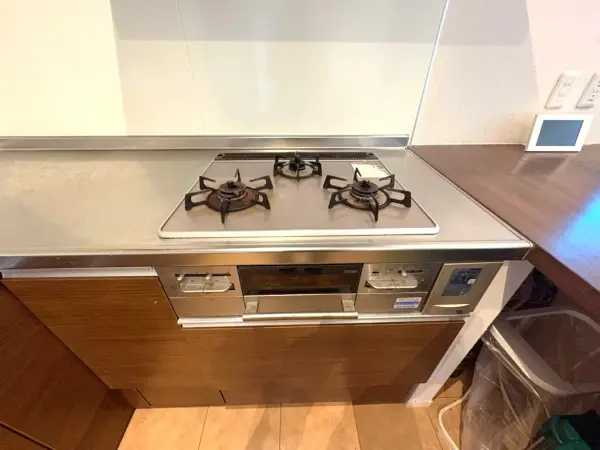 動線が短く手早く作業できる、食器洗い乾燥機・三口コンロ搭載のL字システムキッチンです。