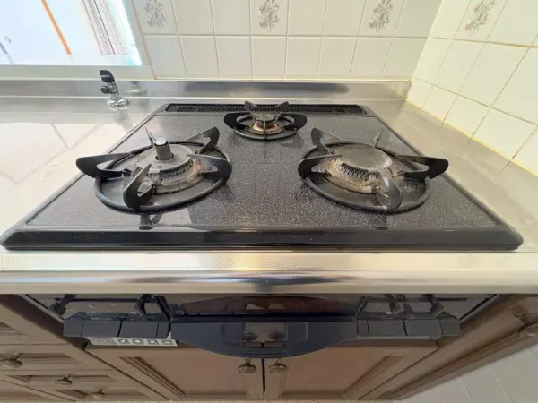 三口コンロ搭載のシステムキッチンです。コンロは2026年10月に入替済みとなっております。