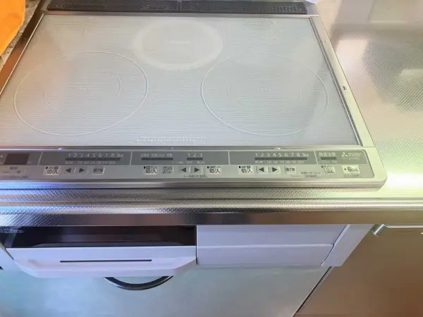 食器洗乾燥機、IHクッキングヒーター搭載のフラットなシステムキッチンはお手入れも簡単です。