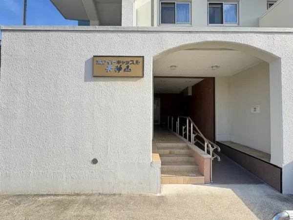 スロープも併設されており、ベビーカーなどでもスムーズに移動できそうです。