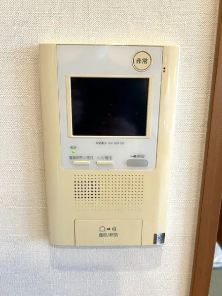 モニター付きのため、急な来訪の際も、来訪者の顔を確認してから対面できるので安心の設備です。